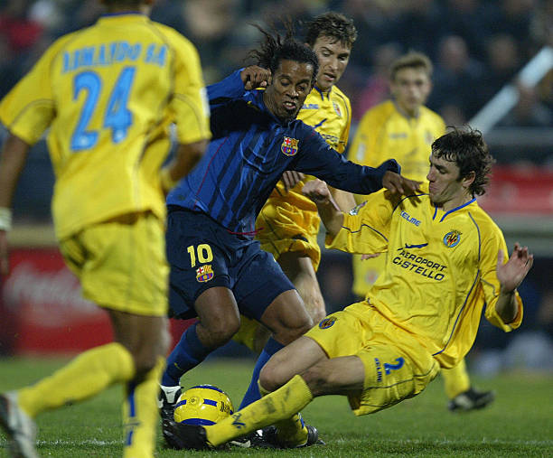 Barcelona Brazilian Ronaldinho vies with Villarreal's Portuguese Armando Sa Gonzalo Rodrigo and Josico in a Spanish League match at Villarreal 09...