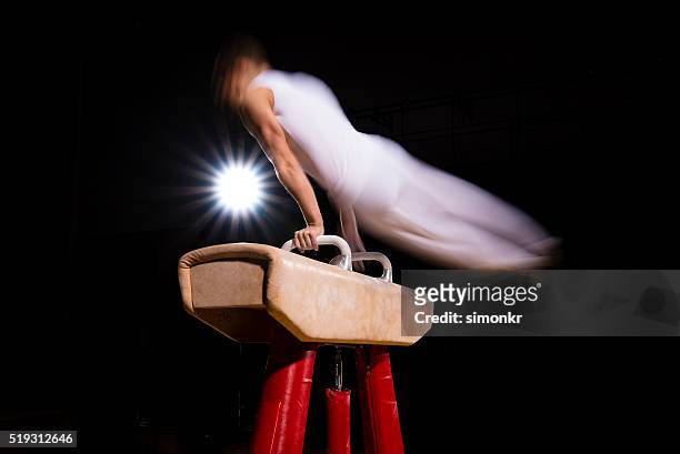 male gymnast in sports hall - voltigeerpaard stockfoto's en -beelden