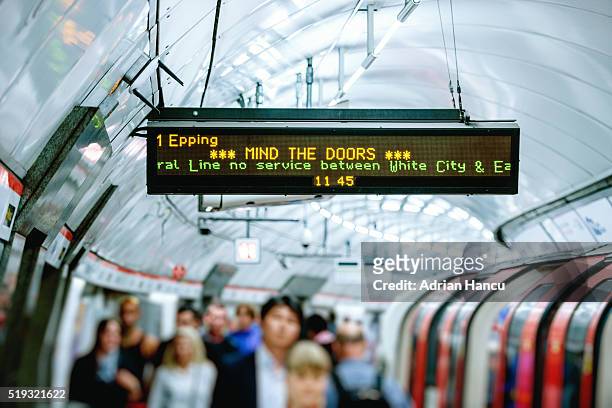 mind the doors warning sing on display above commuters - london underground speed stockfoto's en -beelden