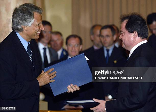 French Interior minister Dominique de Villepin and his Romanian counterpart Vasile Blaga exchange documents related to the bilateral agreement signed...