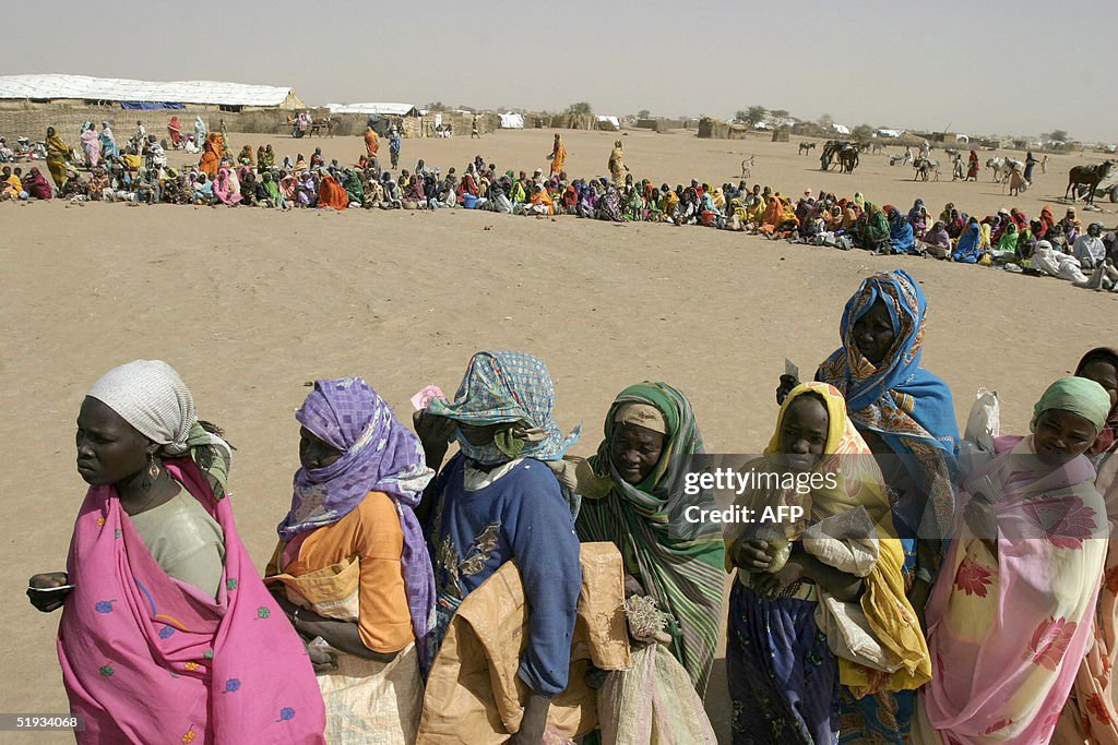 Sudanese displaced people wait to receiv