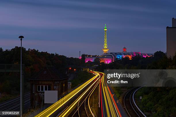 berlin skyline at the famous funkturm - tour de la radio de berlin photos et images de collection