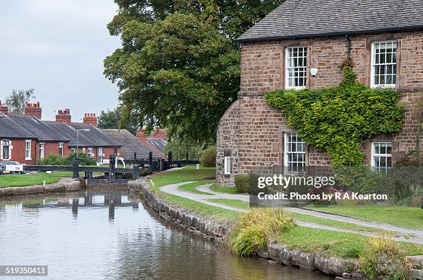 top of the locks, marple canal, cheshire - stockport stockfoto's en -beelden