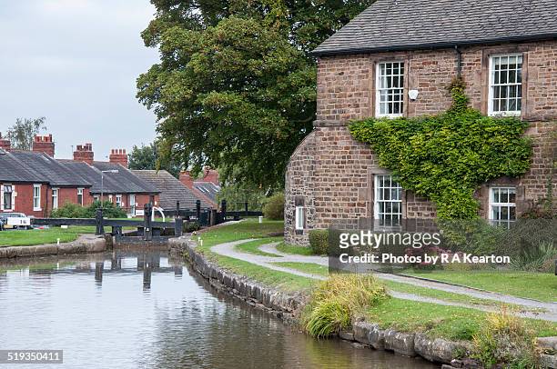 top of the locks, marple canal, cheshire - cheshire england - fotografias e filmes do acervo
