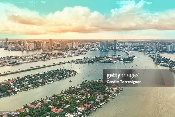 der innenstadt von miami und die biscayne bucht inseln - cay insel stock-fotos und bilder