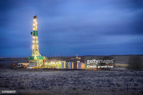 drilling rig fracking bei nacht - borehole stock-fotos und bilder