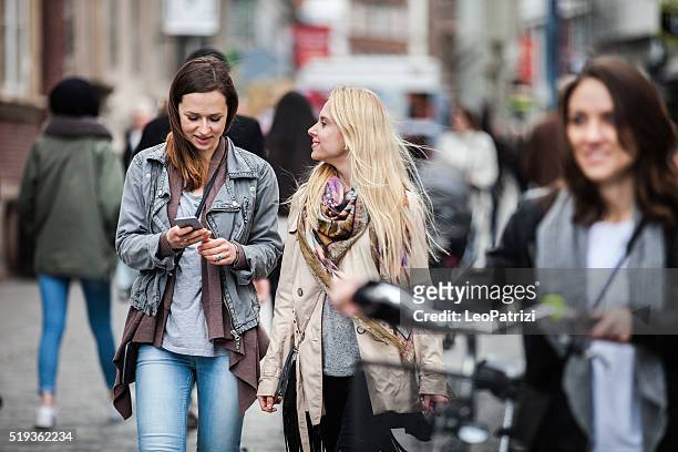 women meetup in copenhagen - straat stockfoto's en -beelden
