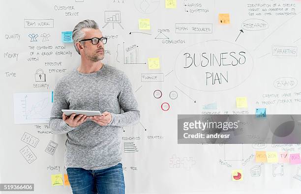 homme réfléchi créant un plan d’affaires - business plan photos et images de collection