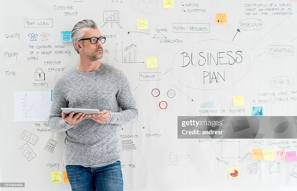 Homem atencioso criando um plano de negócios
