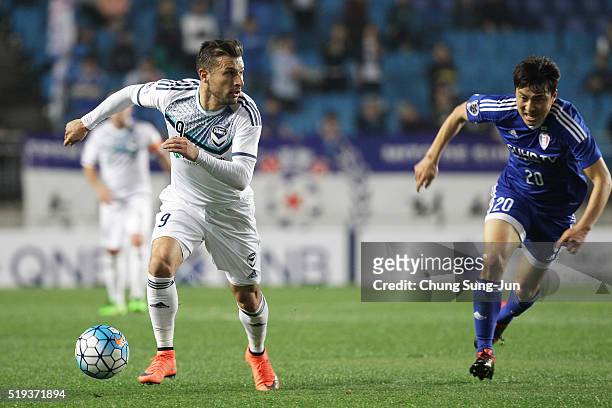 Kosta Barbarouses of Melbourne Victory competes for the ball with Baek Ji-Hoon of Suwon Samsung Bluewings FC during the AFC Champions League Group G...