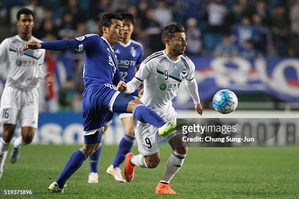 Kosta Barbarouses of Melbourne Victory competes for the ball with Cho Won-Hee of Suwon Samsung Bluewings FC during the AFC Champions League Group G...