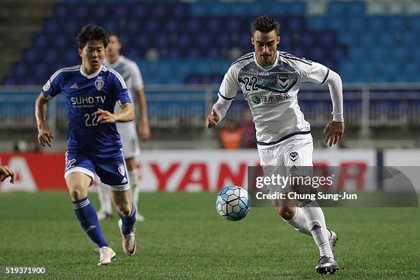 Jesse Makarounas of Melbourne Victory competes for the ball with Kwon Chang-Hoon of Suwon Samsung Bluewings FC during the AFC Champions League match...