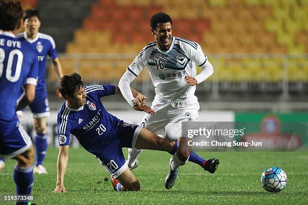 Rashid Mahazi of Melbourne Victory competes for the ball with Maek Ji-Hoon of Suwon Samsung Bluewings FC during the AFC Champions League Group G...