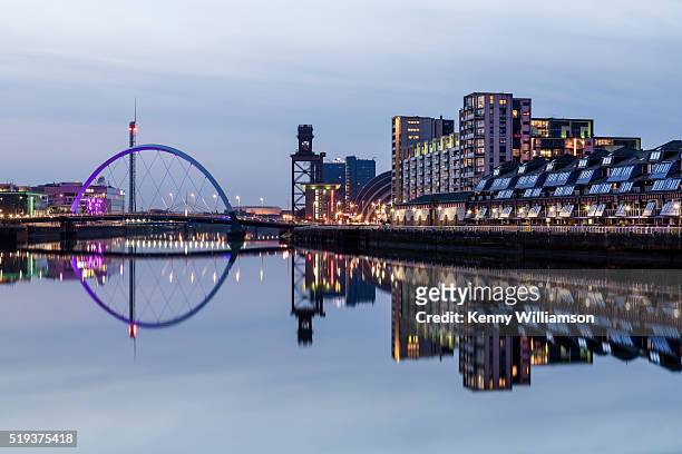 a riverside view of a city at night - glasgow scotland stockfoto's en -beelden