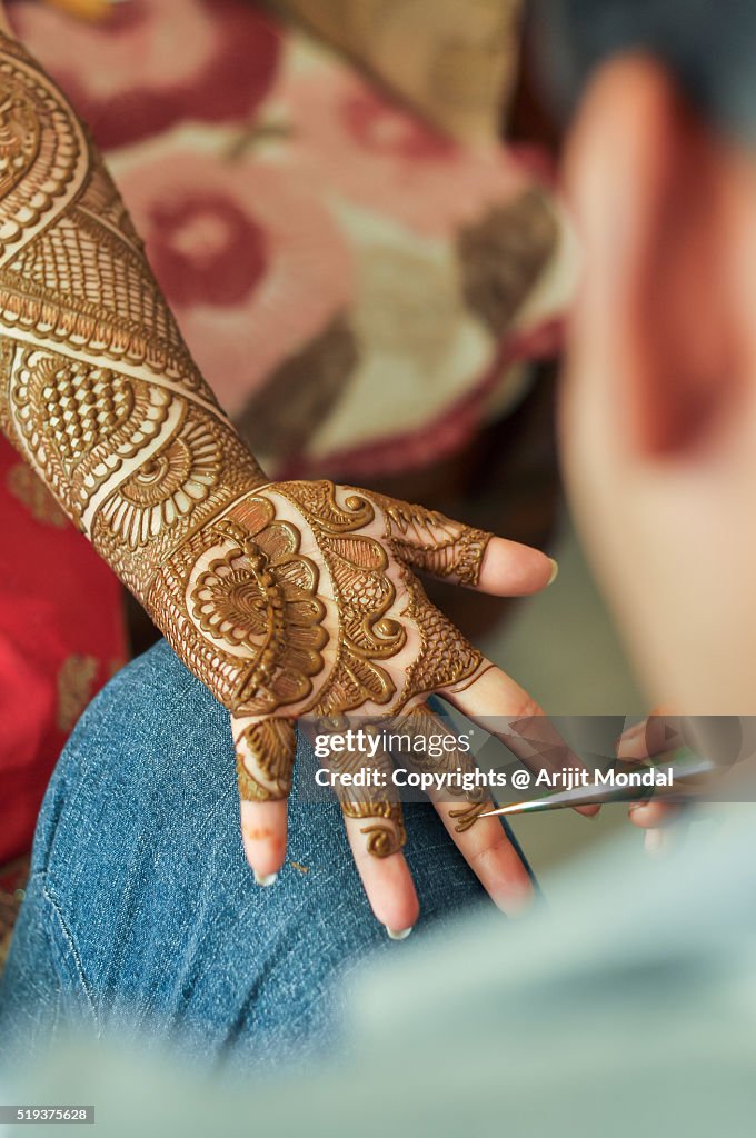 Bride Gets Mehandi Tattoo On Her Hand By Mehndi Artist High-Res Stock Photo  - Getty Images