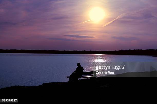 lonely man sitting at the sea - brandemburgo - fotografias e filmes do acervo