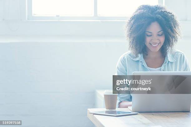 mujer trabajando en una computadora portátil. - búsqueda de trabajo fotografías e imágenes de stock