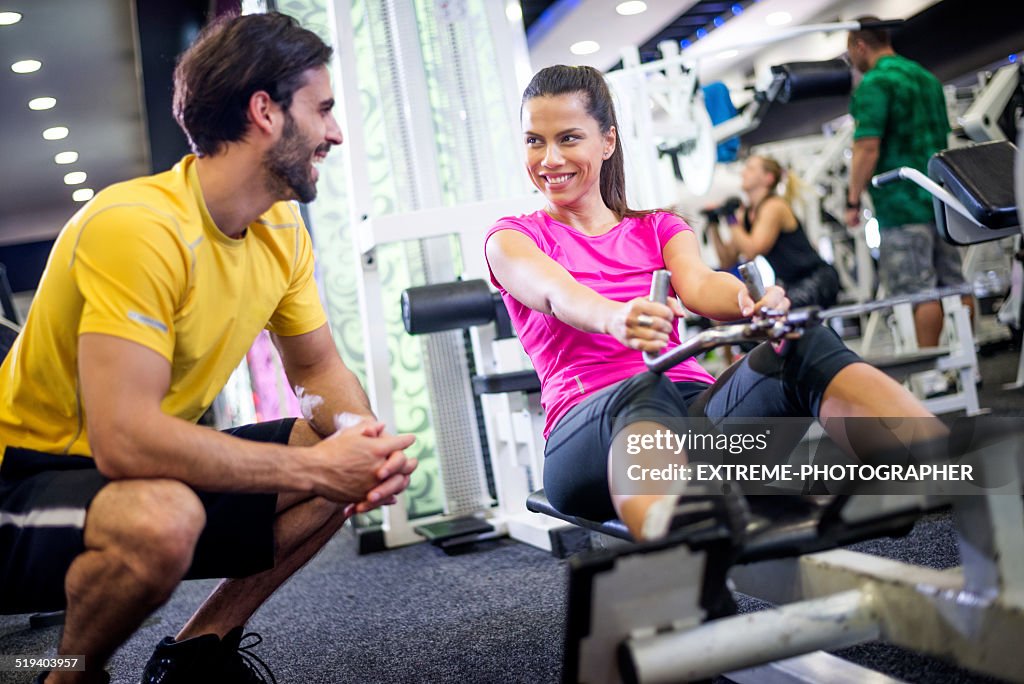 Menschen im Fitnessraum