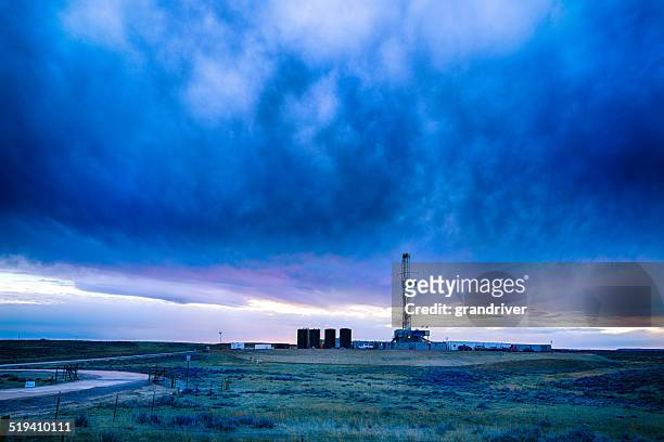 drilling fracking rig at dusk - shale stock pictures, royalty-free photos & images