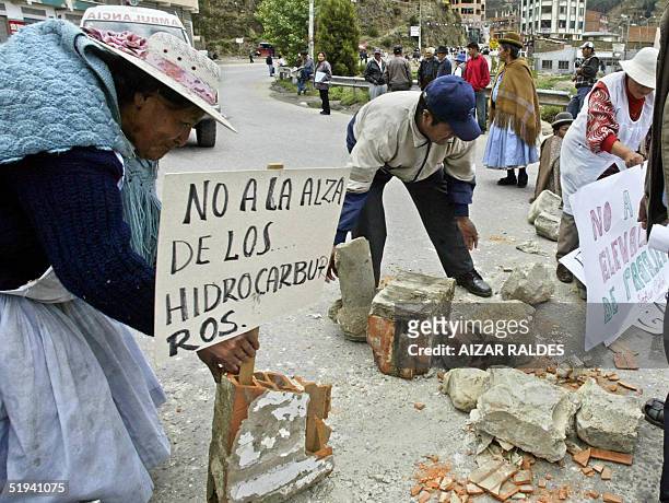 Manifestantes bloquean una avenida en la Paz el 12 de enero de 2004, durante un paro civico en rechazo al alza del precio del combustible y exigiendo...