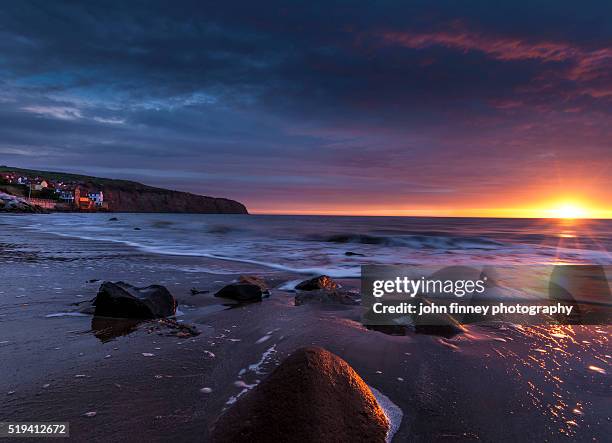 robin hoods bay sunrise, north york moors national park. - robin hood's bay imagens e fotografias de stock