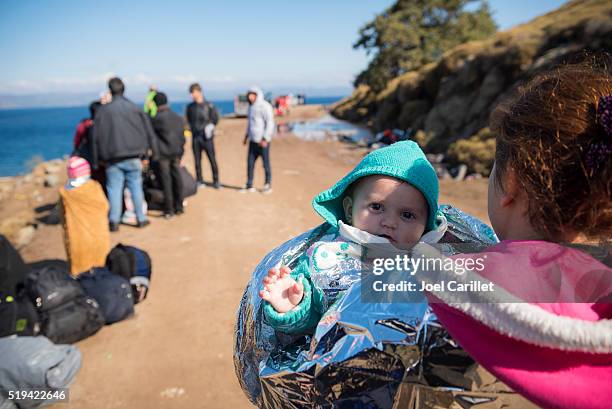 rifugiati in arrivo su lesbo, grecia - kurdish girl foto e immagini stock