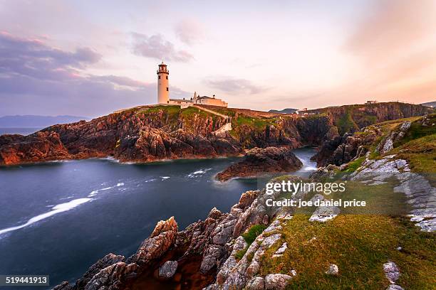 sunset at fanad head lighthouse, county donegal - condado de donegal fotografías e imágenes de stock