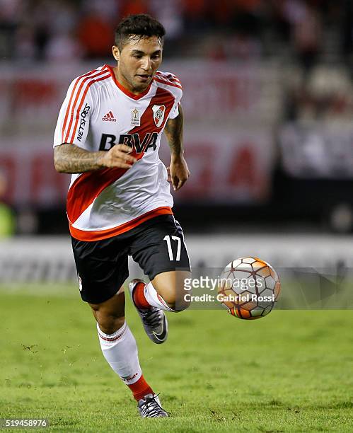 Tabare Viudez of River Plate drives the ball during a match between River Plate and The Strongest as part of Copa Bridgestone Libertadores 2016 at...