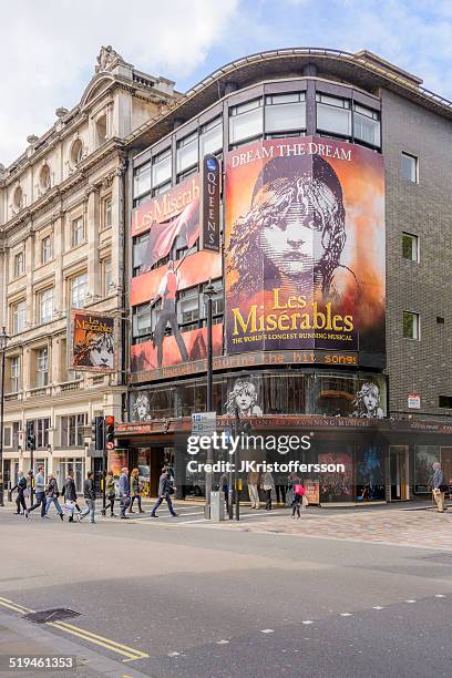 the queens theatre - london - les misérables musikal bildbanksfoton och bilder