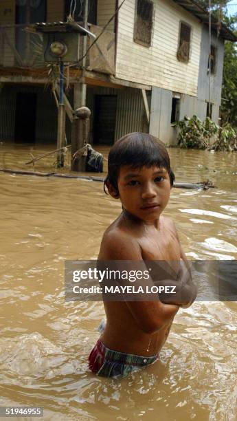 Danny Fernandez Talavera, afectado por las inundaciones que desde el fin de semana azotan la atlantica provincia de Limon, abandona su casa en...