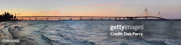 mackinac bridge at sunset, panoramic - pont mackinac photos et images de collection