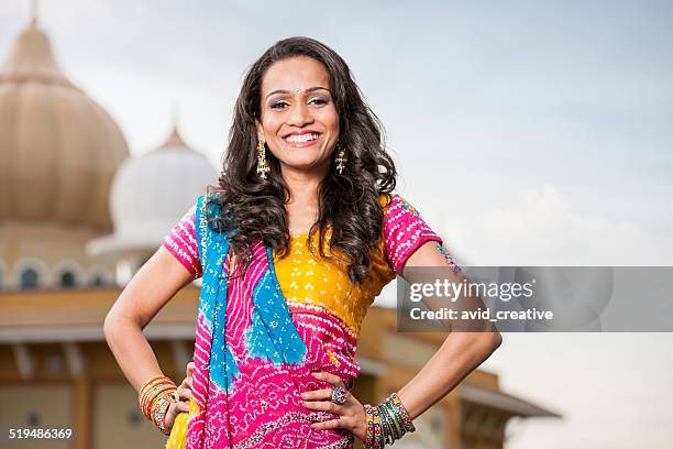 bella ragazza sorridente indiano - cultura del bangladesh foto e immagini stock