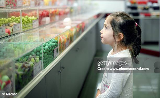 girl in a candy store - chocolatier photos et images de collection