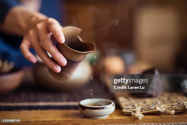 serving chinese tea into ceramic tea cups - 中国茶 ストックフォトと画像