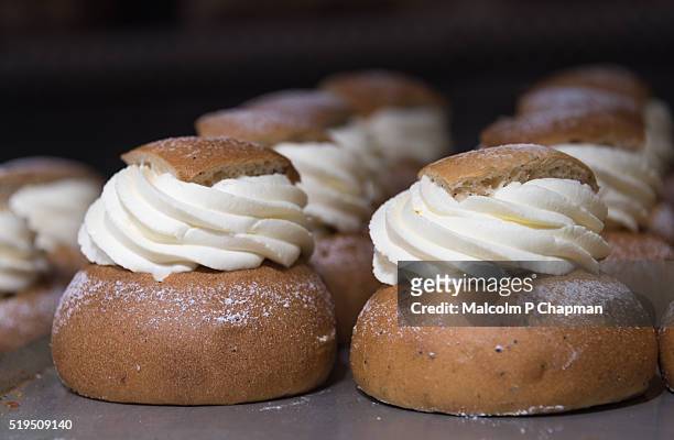 semla - a cream bun traditionally eaten on shrove tuesday in scandinavia. - pancake day - fotografias e filmes do acervo