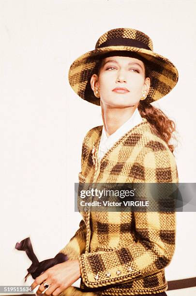 Marpessa Hennink walks the runway at the Chanel Haute Couture Fall/Winter 1988-1989 fashion show during the Paris Fashion Week in July, 1988 in...