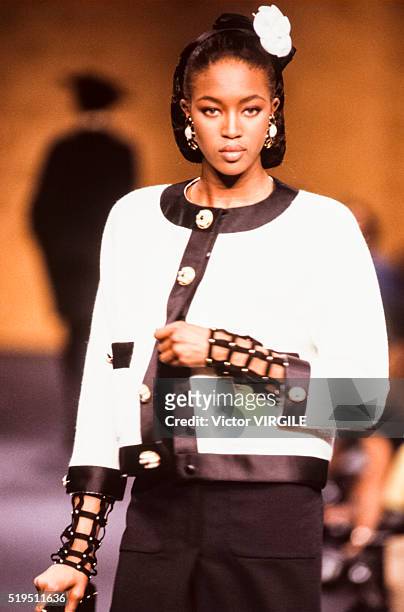 Naomi Campbell walks the runway at the Chanel Haute Couture Fall/Winter 1989-1990 fashion show during the Paris Fashion Week in July, 1989 in Paris,...