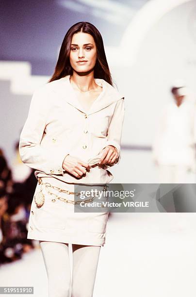 Yasmin Le Bon walks the runway at the Chanel Ready to Wear Spring/Summer 1988-1989 fashion show during the Paris Fashion Week in October, 1988 in...