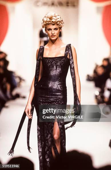 Linda Evangelista walks the runway at the Chanel Haute Couture... News ...