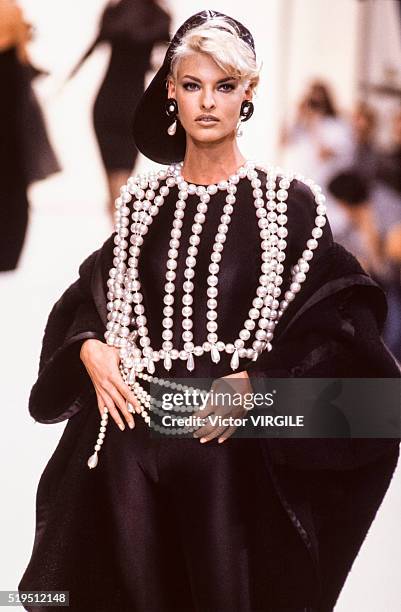 Linda Evangelista walks the runway at the Chanel Ready to Wear Fall/Winter 1991-1992 fashion show during the Paris Fashion Week in March, 1991 in...