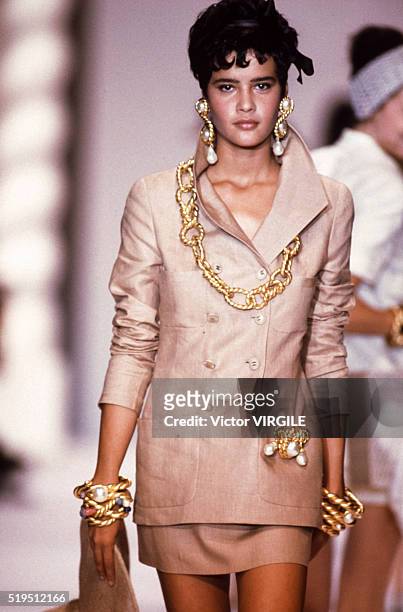 370 Chanel Spring Summer 1990 Fashion Show Stock Photos, High-Res Pictures,  and Images - Getty Images