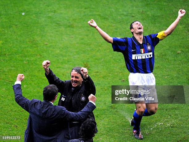 Head coach FC Internazionale Roberto Mancini and Javier Zanetti celebrate at the end of the "Serie A" 2007/2008 match, round 38, between Parma and...