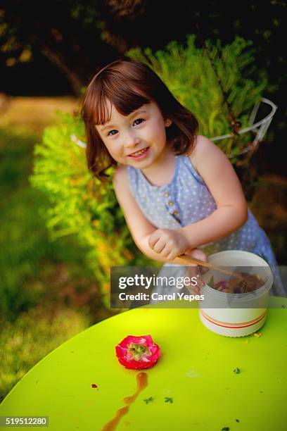 litle girl playing in yard - carol cook stockfoto's en -beelden