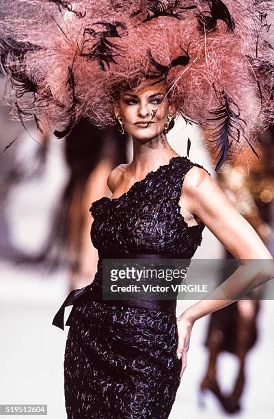 784 Linda Evangelista Chanel Photos & High Res Pictures - Getty Images