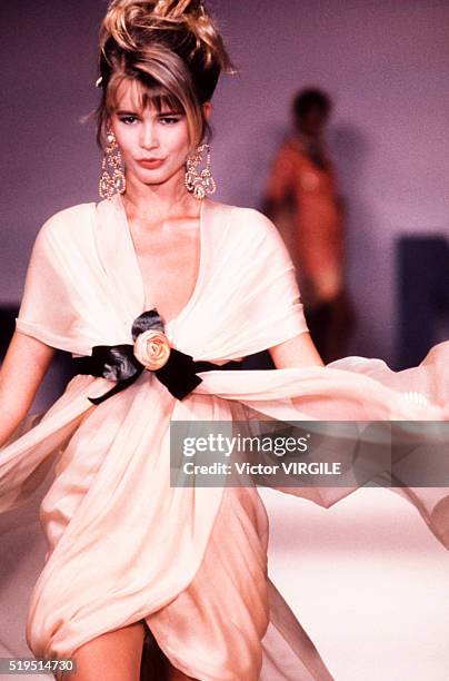 Claudia Schiffer walks the runway at the Chanel Haute Couture Spring/Summer 1989-1990 fashion show during the Paris Fashion Week in January, 1989 in...