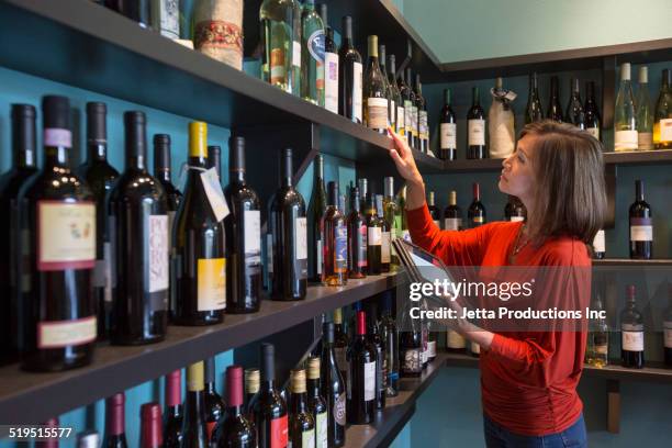 mixed race woman working in wine shop - bainbridge island 個照片及圖片檔