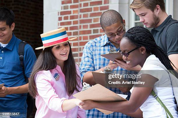 student campaigning at voter registration - petizione foto e immagini stock