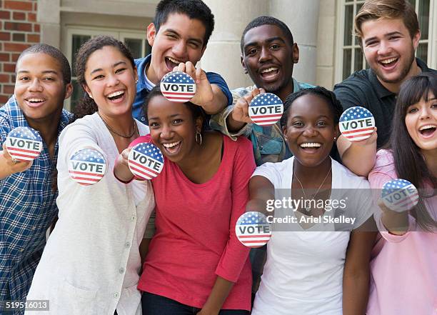 students holding buttons at voter registration - 競選運動鈕章 個照片及圖片檔