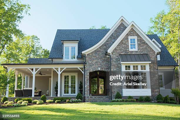 front lawn of suburban house - maison en brique photos et images de collection