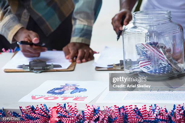 students signing up at voter registration - eleição imagens e fotografias de stock